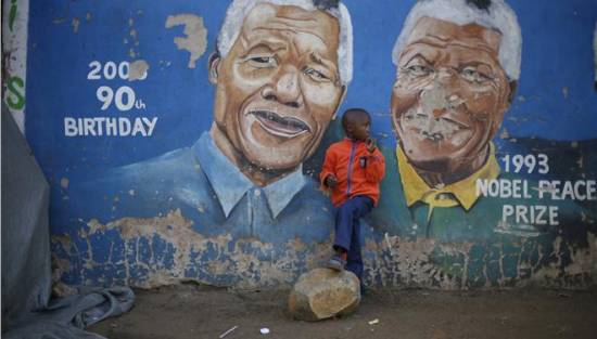 Παγκόσμια συγκίνηση για τo νέo μεγάλο αγώνα του Νέλσον Μαντέλα - Δίνει μάχη για τη ζωή του