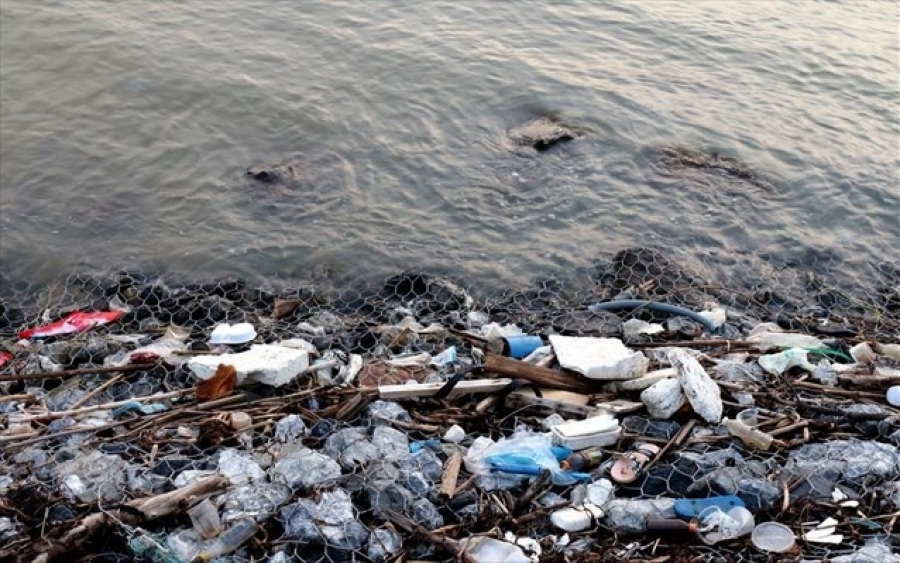 Έως και 2,4 εκατομμύρια τόνοι πλαστικών καταλήγουν στους ωκεανούς από τα ποτάμια κάθε χρόνο