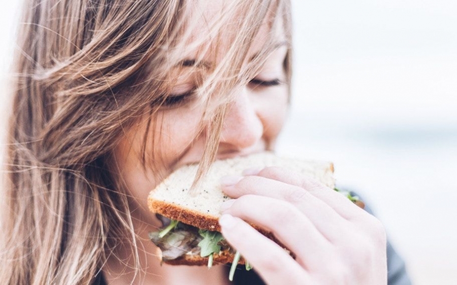 8 λόγοι για τους οποίους πεινάς συνέχεια (ενώ μόλις έφαγες) -Τι λένε οι ειδικοί