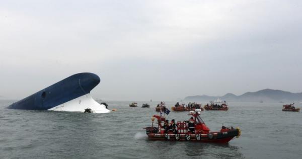Ώρες αγωνίας για το μισοβυθισμένο πλοίο στη Νότια Κορέα - 2 νεκροί και πάνω από 290 αγνοούμενοι! - Συγκλονιστικές εικόνες