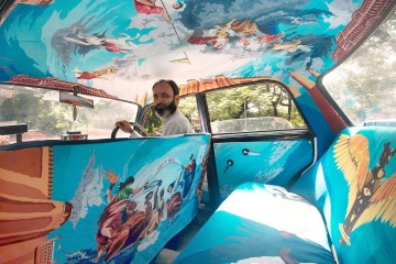 Κι όμως, αυτό είναι το εσωτερικό ενός ταξί στην Ινδία! Εργο τέχνης...