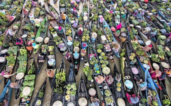 Η χαοτική πλωτή αγορά της Ινδονησίας, όπου οι έμποροι είναι μόνο γυναίκες