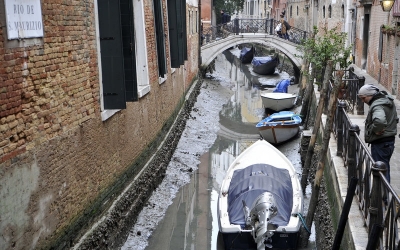 Απόκοσμο: Στέρεψαν τα κανάλια στη Βενετία λόγω υπερπανσελήνου! [εικόνες]