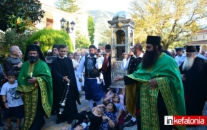 Ομαλά: Η μεταφορά του σκηνώματος του Αγίου Γερασίμου από την μικρή στην μεγάλη εκκλησία (εικόνες + video)