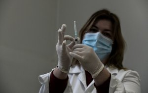 Έφτασαν στην Ελλάδα τα πρώτα εμβόλια κατά του κορονοϊού μέσω Προμαχώνα