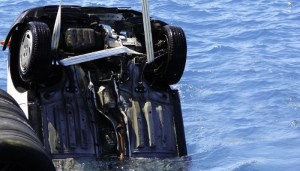 Αμάξι έπεσε στην θάλασσα στο Μπαστούνι