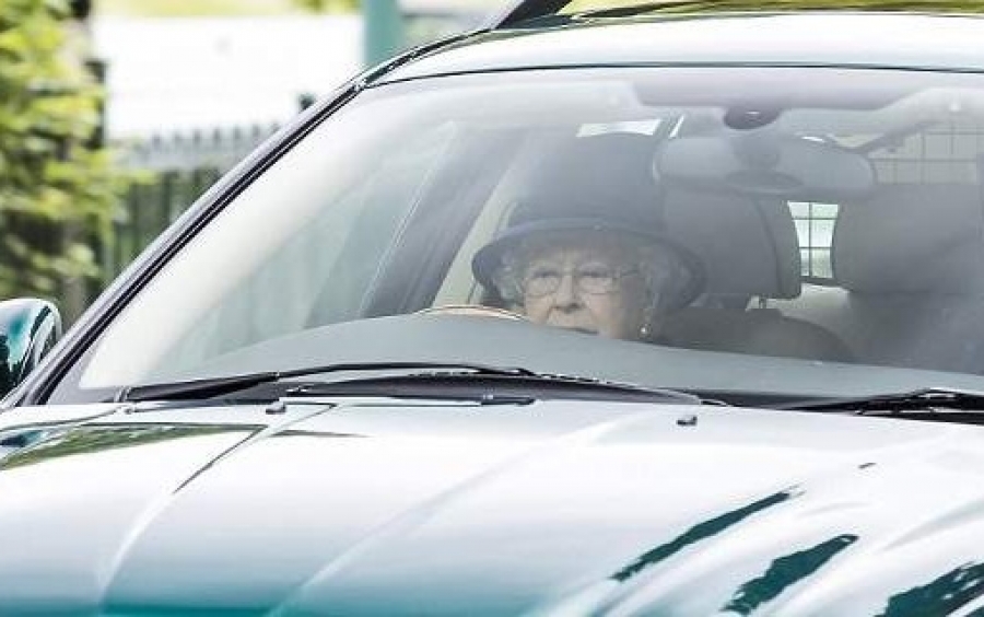 Βασίλισσα Ελισάβετ, σοφερίνα ετών 91 -Πήρε τη Jaguar της και πήγε βόλτα [εικόνες]