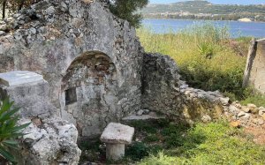 Αργοστόλι: Αρχιερατικός Εσπερινός στα ερείπια του Ναού των Αγίων Αποστόλων στον Κούταβο
