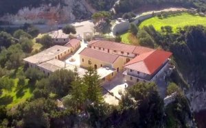Μητρόπολη Κεφαλληνίας: Διακήρυξη δημόσιου πλειοδοτικού διαγωνισμού για εκμίσθωση αγροτεμαχίων αμπέλου - ελαιοστασίων και κήπου στην Ιερά Μονή Κηπουραίων