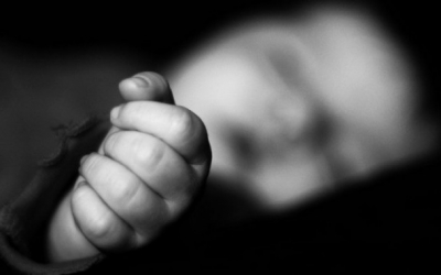 Σοκ στο Αίγιο: Βρέθηκε μωρό νεκρό σε κάδο -Το πέταξε 30χρονη