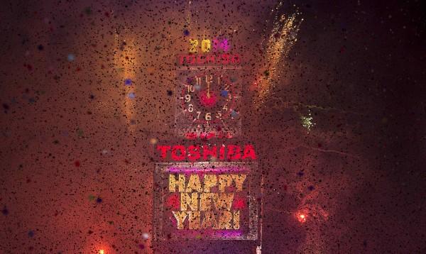 Με πάρτι και πυροτεχνήματα υποδέχτηκε το νέο χρόνο η υφήλιος (εικόνες + video)