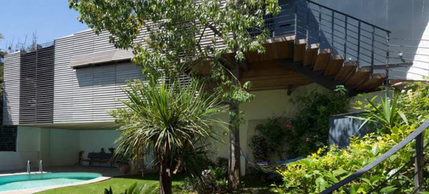Η μονοκατοικία στη Φιλοθέη με το ξύλινο γκαράζ που αιωρείται πάνω από την πισίνα [εικόνες]