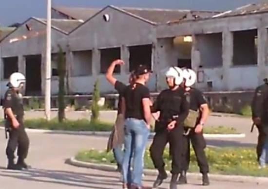 ΧΑΟΣ στην Πάτρα! Κάτοικοι και μέλη της Χρυσής Αυγής πολιορκούν κτίριο με μετανάστες- Ένας τραυματίας (video)
