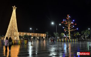 Φωταγωγήθηκε το Χριστουγεννιάτικο δέντρο στο Αργοστόλι! (εικόνες)