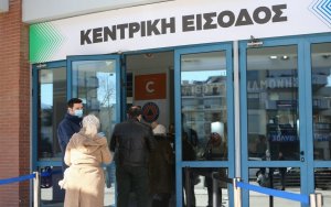 Εμβολιασμοί: Χάλασαν ψυγεία στη Ναύπακτο, διακοπή ρεύματος σε εμβολιαστικό στην Αθήνα