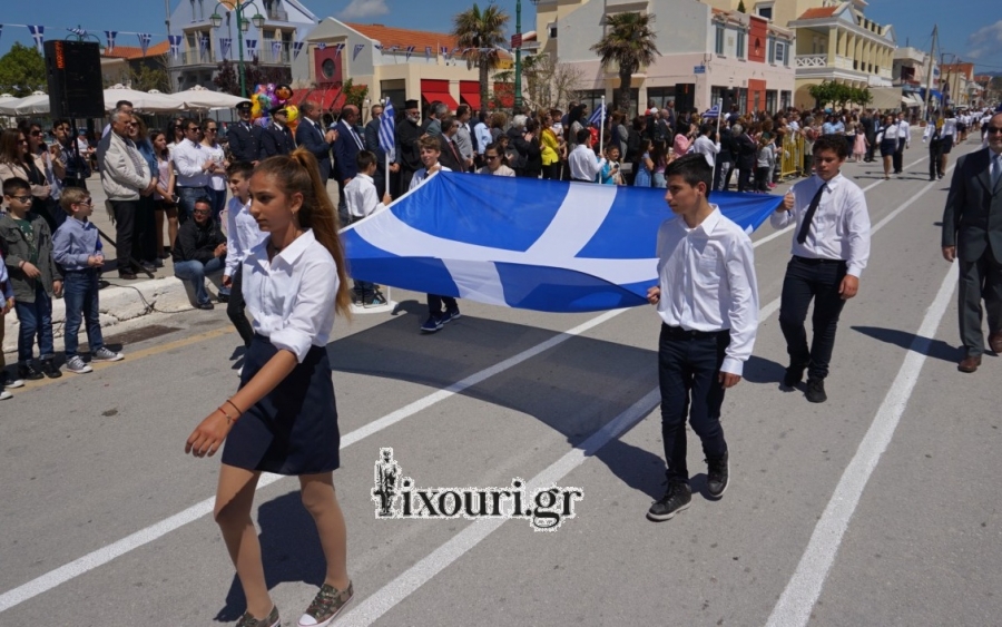 Η παρέλαση για την επέτειο της Ένωσης των Επτανήσων στο Ληξούρι (εικόνες)