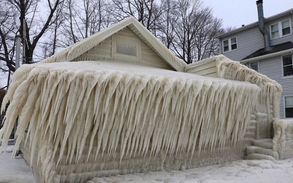 Πάγος κάλυψε ολόκληρη κατοικία στη Ν. Υόρκη