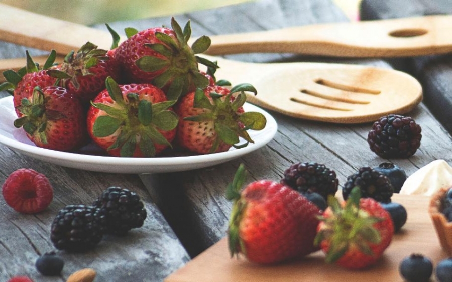 Οι 9 τροφές που χαρίζουν μακροζωία: Από φράουλες μέχρι γλυκοπατάτες