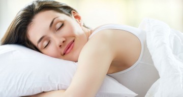 Τι συμβαίνει όταν ξαπλώνεις και κοιμάσαι με το αριστερό πλευρό