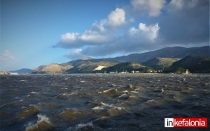 Θυελλώδεις άνεμοι σαρώνουν την Κεφαλονιά – Απαγορευτικό απόπλου σε όλα τα λιμάνια &amp; πτώσεις δέντρων στο νησί (Ανανεωμένο - εικόνες + video )