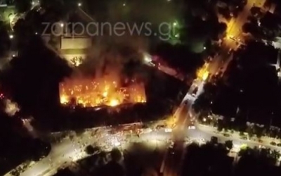 Drone καταγράφει την φωτιά στο κτίριο του Πολεμικού Μουσείου στα Χανιά (video)