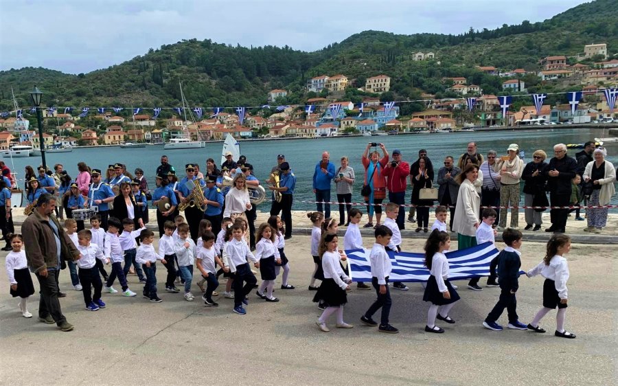 Ιθάκη: Κατάθεση στεφάνων &amp; παρέλαση για την Επέτειο της Ένωσης της Επτανήσου με την Ελλάδα (εικόνες)