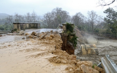 Πανωλεθρία στην Κρήτη: Έπεσαν 7 γέφυρες -Εκκενώθηκαν οικισμοί (εικόνες)