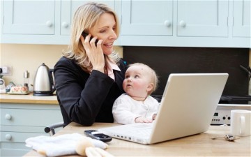 Εργαζόμενη μητέρα: Η ισορροπία μεταξύ σπιτιού και εργασίας