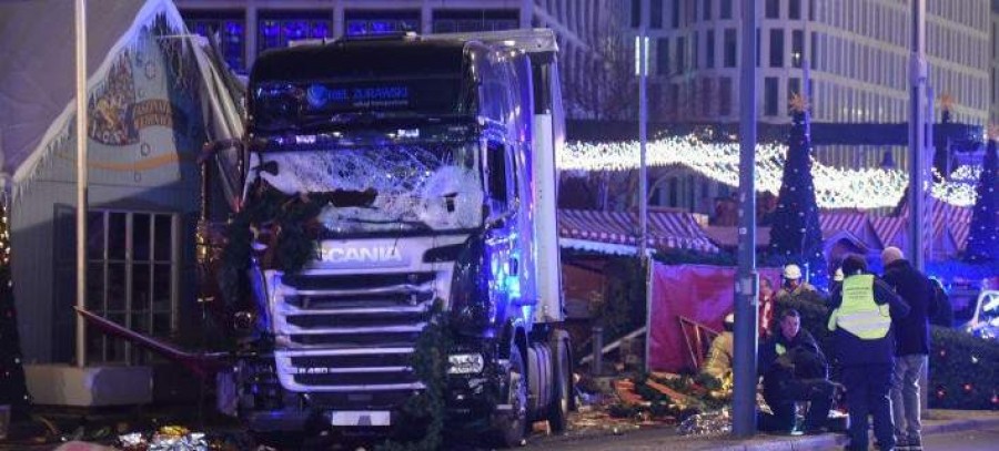 Τρομοκρατική επίθεση στο Βερολίνο: Φορτηγό έπεσε σε πλήθος σε Χριστουγεννιάτικη αγορά -12 νεκροί και 48 τραυματίες [εικόνες]