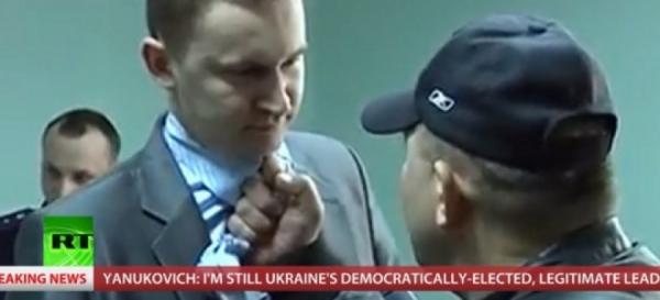 Ακροδεξιός ηγέτης σφίγγει τη γραβάτα εισαγγελέα και του ρίχνει σφαλιάρες στην Ουκρανία