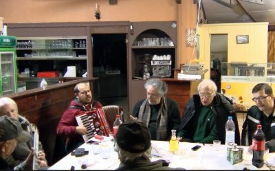 Η παρέα των Κανταδόρων της Κεφαλονιάς τραγουδάει στα γενέθλια του Σπύρου Σταμένη! (video)