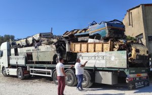 Ο Δήμος Αργοστολίου ξεκίνησε την απομάκρυνση εγκαταλελειμμένων παλαιών βαρέων οχημάτων (εικόνες)
