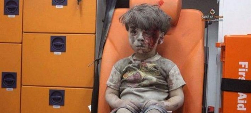 Η φρίκη του πολέμου στη Συρία σε μια φωτογραφία -5χρονος «χαμένος» στη σκόνη και στα αίματα από βομβαρδισμό