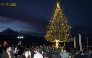 Γιορτή για όλους στη Σάμη: χορός, μουσική και Άγιος Βασίλης στο άναμμα του δέντρου