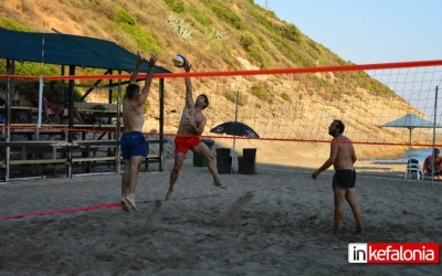 Με δυνατές μάχες στην άμμο ξεκίνησε το τουρνουά Beach Volley στον Αη Χέλη (εικόνες)