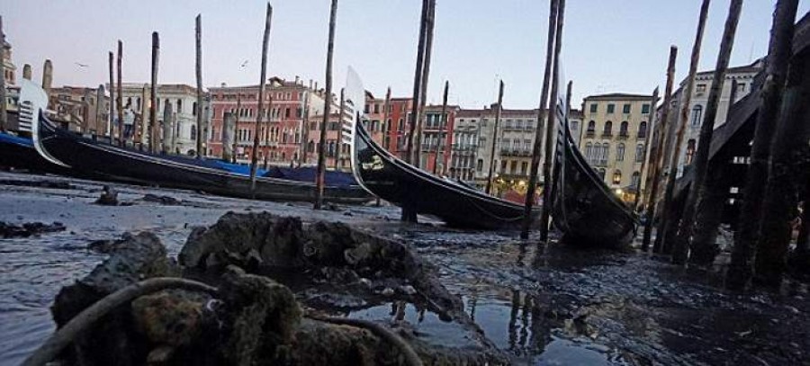 «Στέγνωσαν» τα κανάλια της Βενετίας -Βρωμιά και σκουπίδια αποκάλυψαν τα νερά που υποχώρησαν [εικόνες]