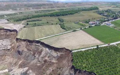 Η κατολίσθηση των 80 εκατ. κυβικών χώματος άλλαξε το χάρτη στο Αμύνταιο -Αεροφωτογραφίες δείχνουν το μέγεθος της καταστροφής [εικόνες]