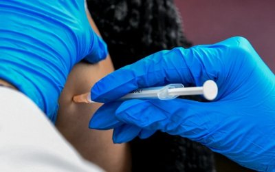 ΕΜΑ: «Όχι» σε τέταρτη δόση εμβολίου - «Δεν μπορούμε να χορηγούμε συνεχώς αναμνηστικές δόσεις»