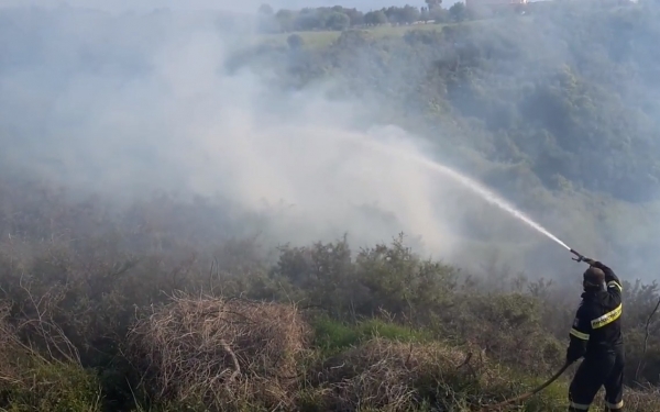 Εσβησαν την πυρκαγιά πάνω από το White Rocks, στον Πλατύ Γιαλό