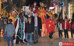 Άκρως καρναβαλική διάθεση στην βραδινή παρέλαση στο Αργοστόλι! (εικόνες)