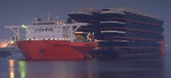 Εικόνες που προκαλούν δέος -Πως μεταφέρονται 13 πλοία που δεν πλέουν στη θάλασσα [video]