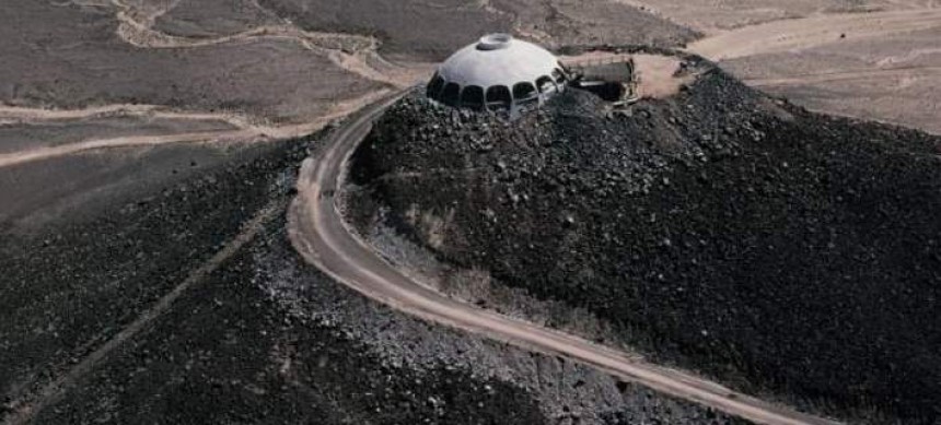 Θαρραλέο: Εχτισαν σπίτι στην κορυφή ηφαιστείου - Πάνω από τον κρατήρα [εικόνες]