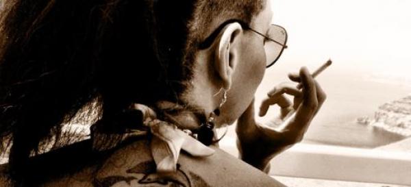 Aγνώριστη η πρώην Σταρ Ελλάς Δήμητρα Αιγινίτη - Με τατουάζ και ξυρισμένο κεφάλι στις πορείες (εικόνες)