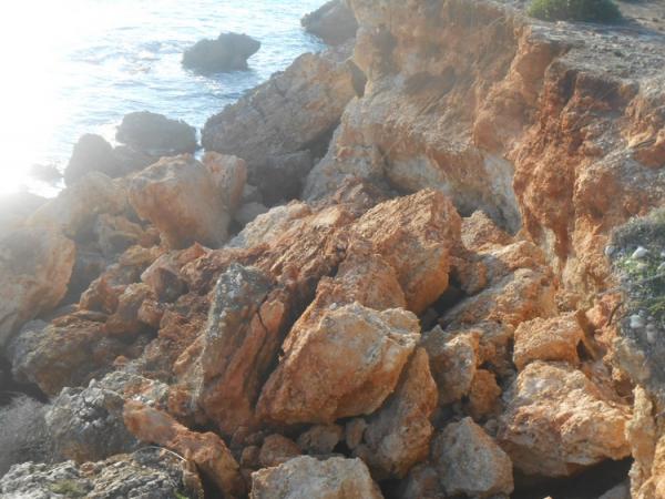 Ανησυχητικές καταρρεύσεις βράχων κοντά στην παραλία Αμμες στα Σβορωνάτα (εικόνες)