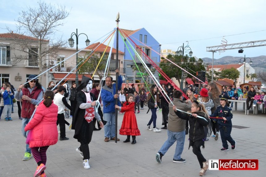 Γαϊτανάκι, αποκριάτικοι χοροί και καντάδες στην πλατεία Ληξουρίου (εικόνες)