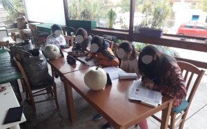 Ελλάδα 2020: Τηλεκπαίδευση με μπουφάν και κινητό στην αυλή καφενείου σε χωριό της Ηλείας (εικόνες)