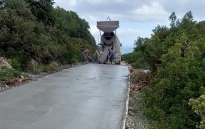 Ιθάκη: Ξεκινησε η τσιμεντόστρωση του δρομου του Μαρμακά (εικόνες)