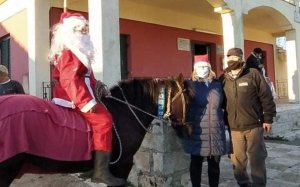 Καβάλα στ&#039; άλογο ο Αι Βασίλης μοίρασε δώρα και ευχές σε Καμιναράτα, Ρίφι και Δαμουλιανάτα! (εικόνες/video)