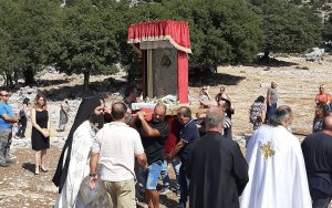 Η λιτάνευση της εικόνας της Παναγίας στο μοναστήρι της Ζωοδόχου Πηγής στον Αίνο (εικόνες)