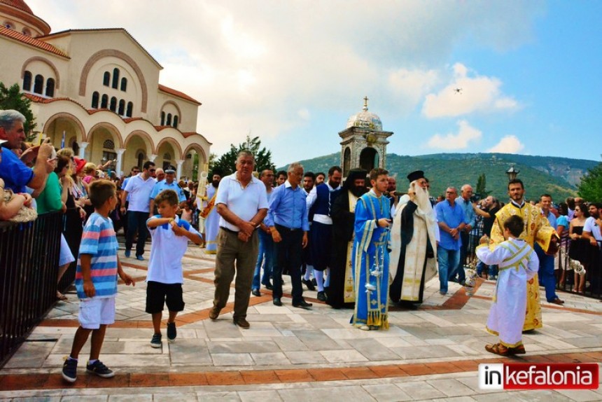 Η Κεφαλονιά γιορτάζει τον πολιούχο της Άγιο Γεράσιμο - Λαοθάλασσα προσκυνητών στα Ομαλά στην λιτάνευση του σκηνώματος (εικόνες + video)